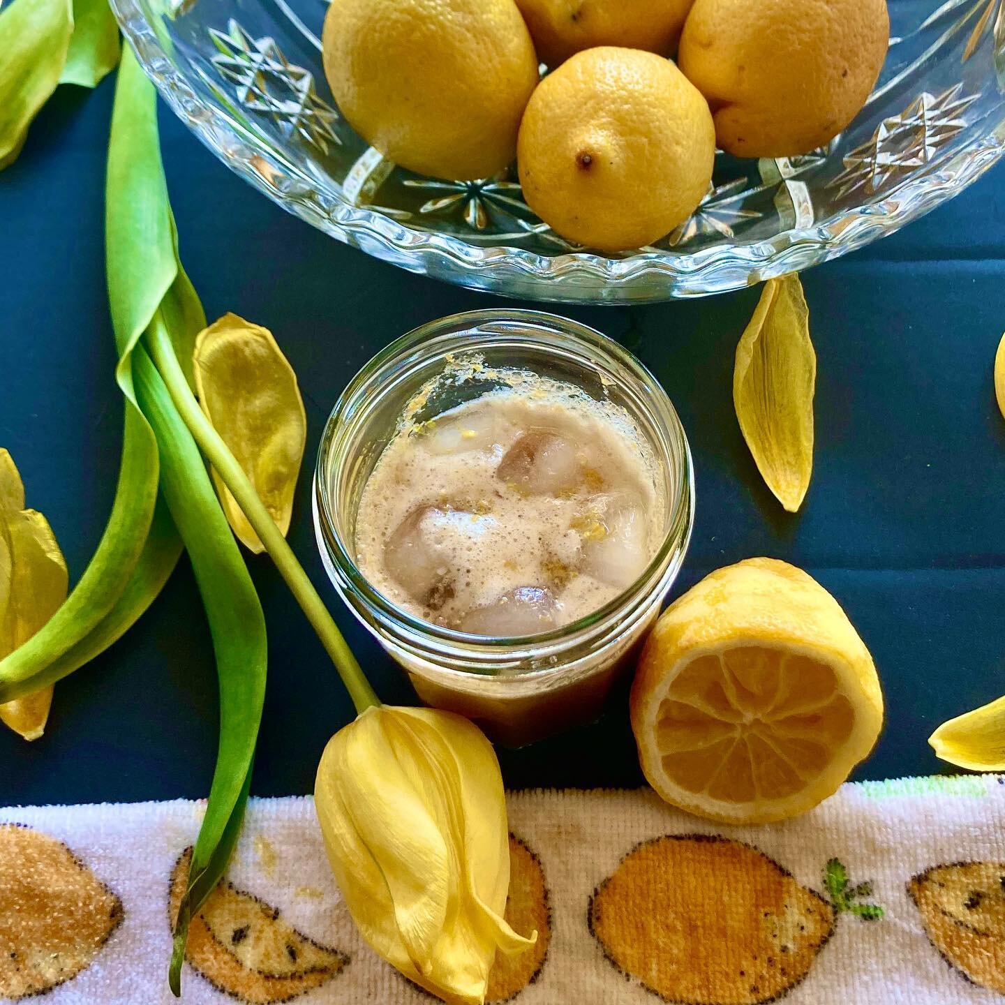 FRIDAY FRESHNESS🍋☕️
.
Have you ever tried a Shakerato? I (Sari) bookmarked this idea from @thegiadzy a while ago, and finally tried it after needing an energy boost. Thank you @giadadelaurentiis for introducing us to this refreshing, crave-able drin