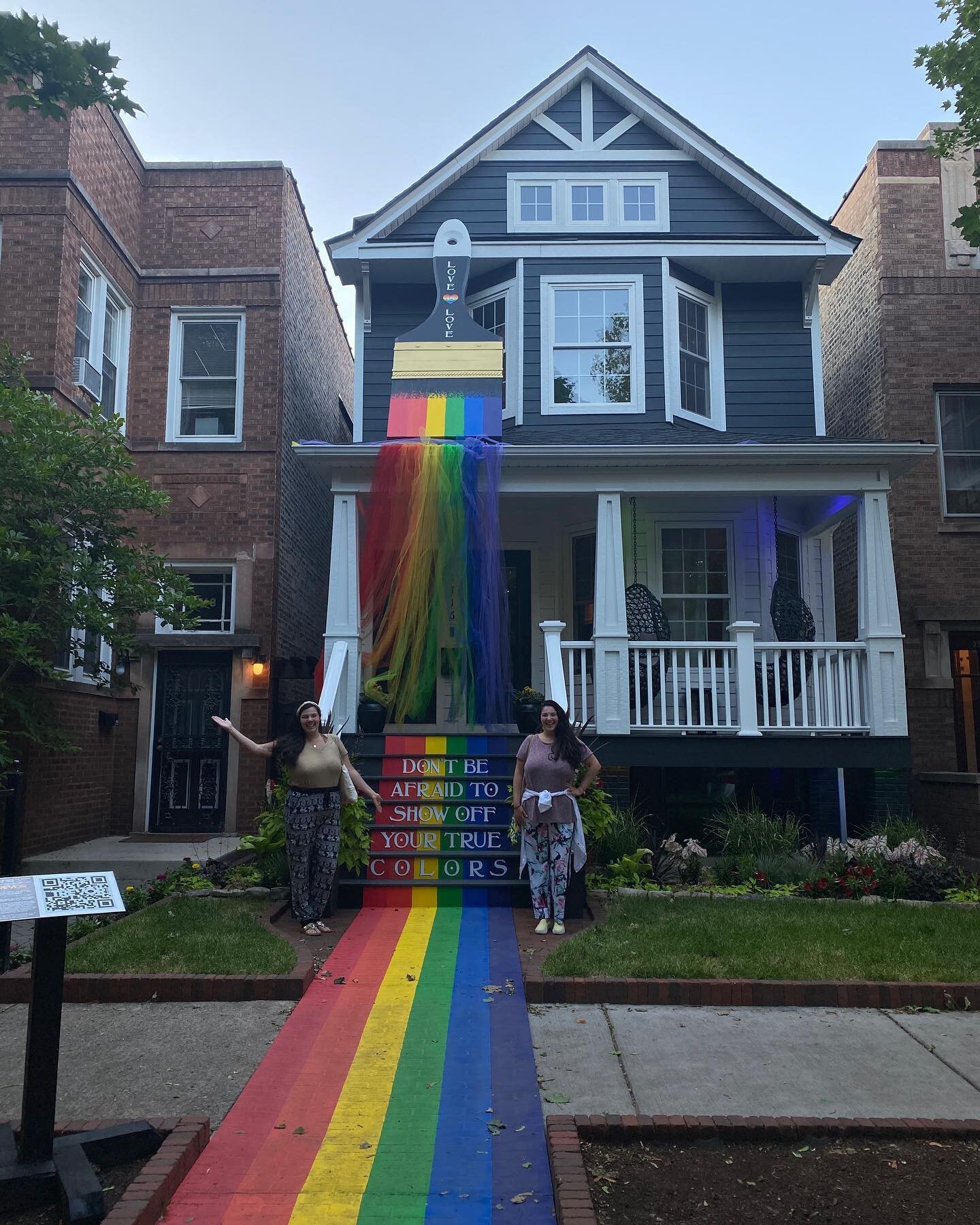 Don&rsquo;t be afraid to show off your true colors🎨

After a delicious patio dinner with friends at @fiyachicago , we wandered the streets for a few minutes in search of this vibrant home. Right outside is a stand with a link to @trevorproject . Hav
