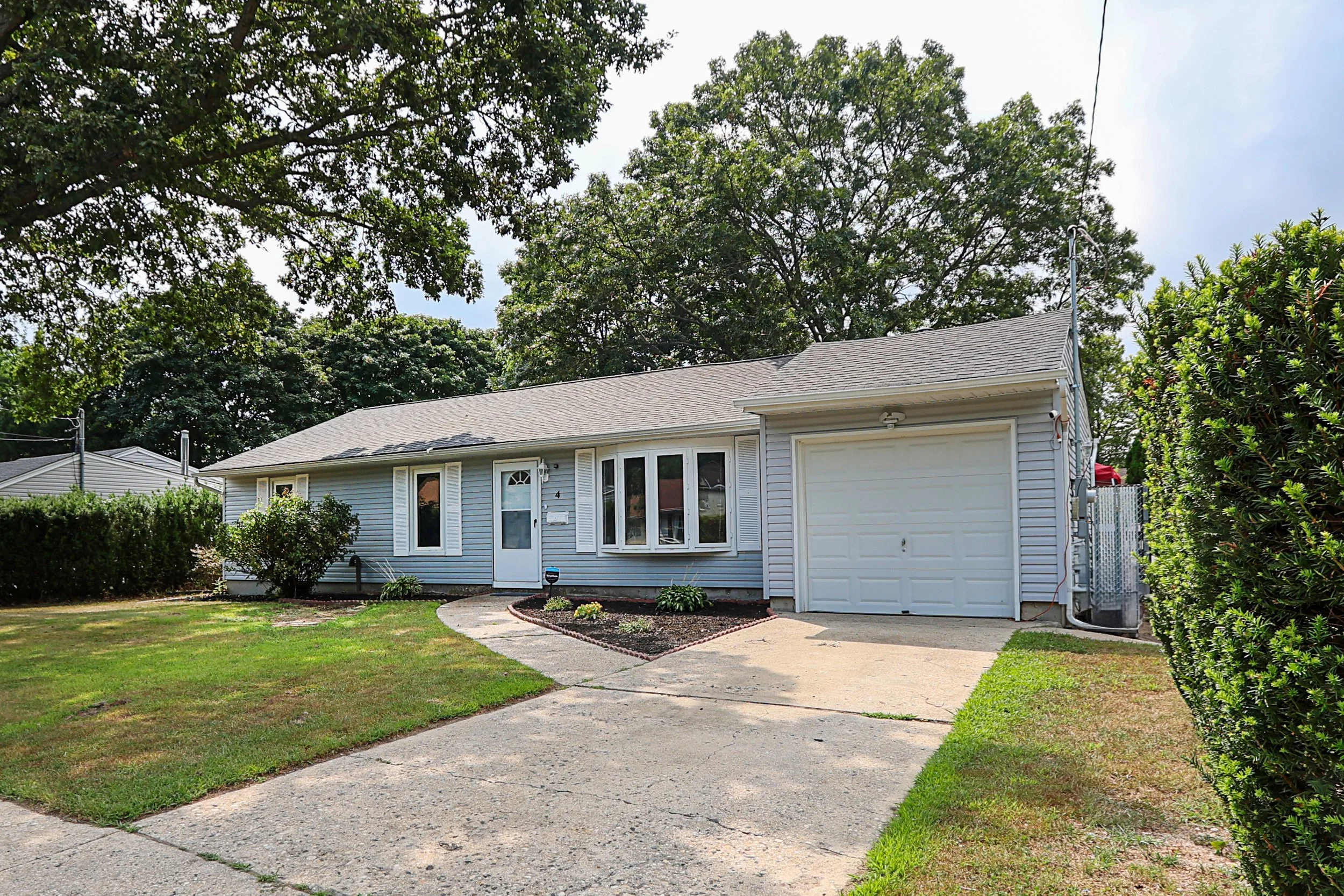4 Naples Ave, Central Islip 1.JPG