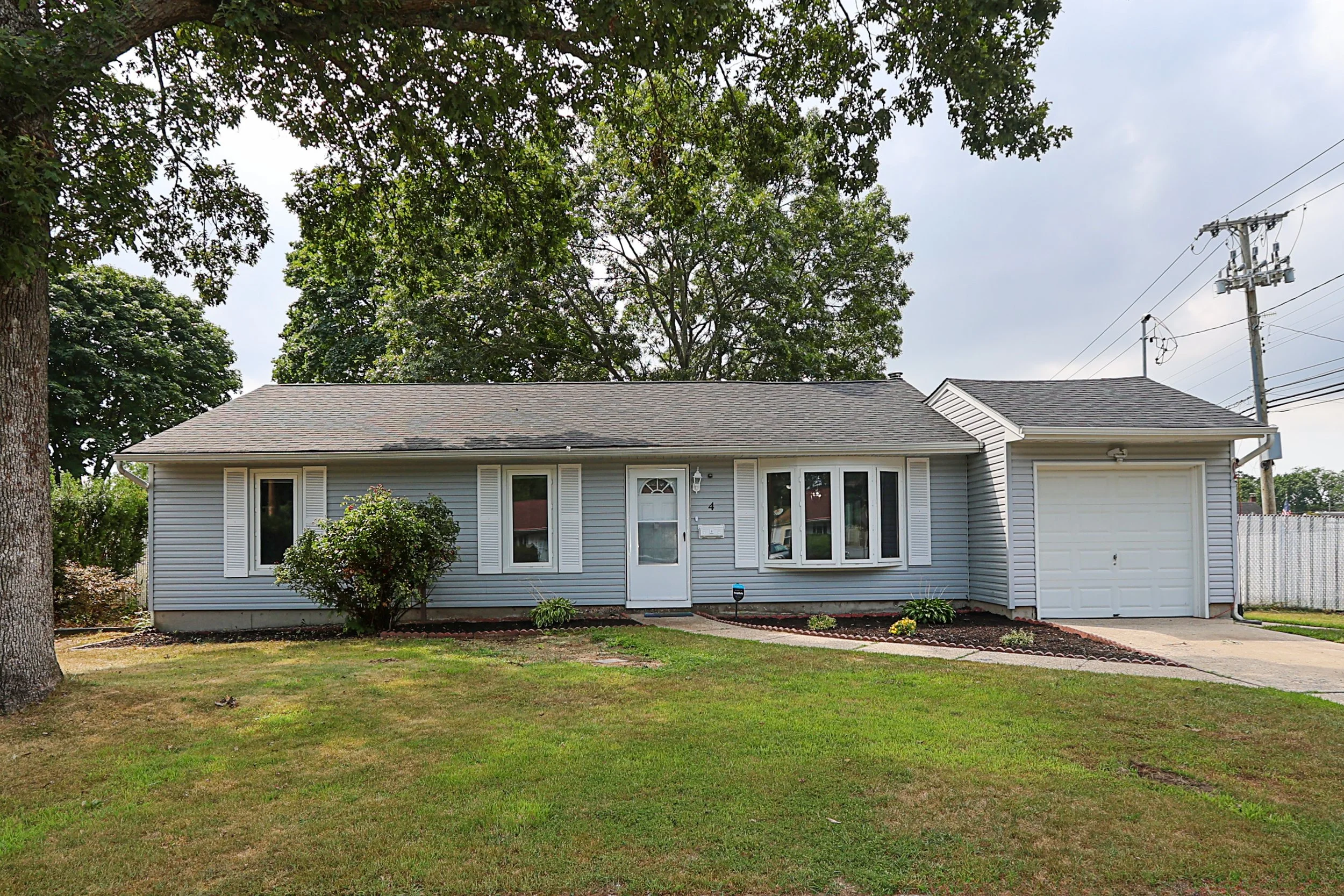 4 Naples Ave, Central Islip 2.JPG