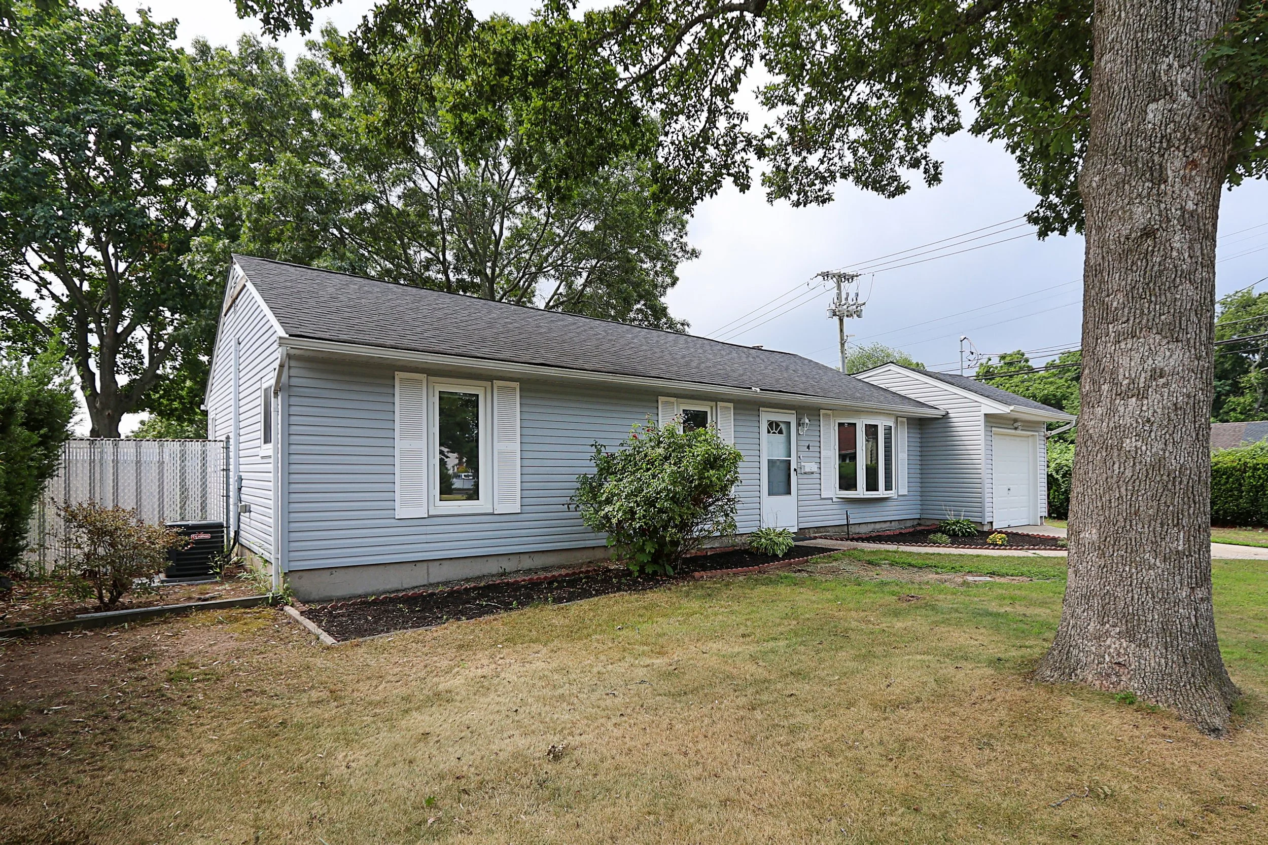 4 Naples Ave, Central Islip 3.JPG
