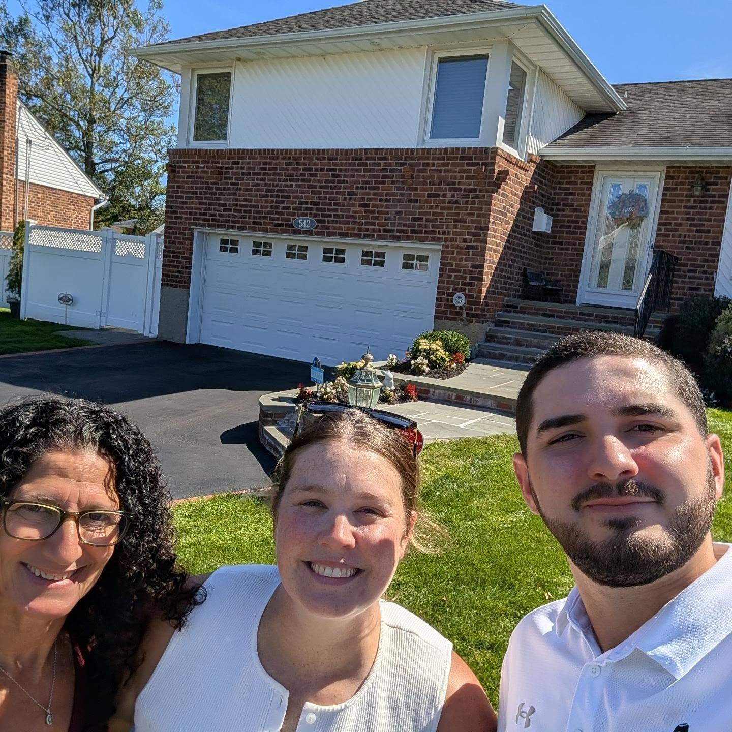 Another beautiful day for listing photos! 🏡🌞 This week we're in Massapequa 📍 and this house is gorgeous, we can't wait for you all to see it! 

✨ Coming soon ✨