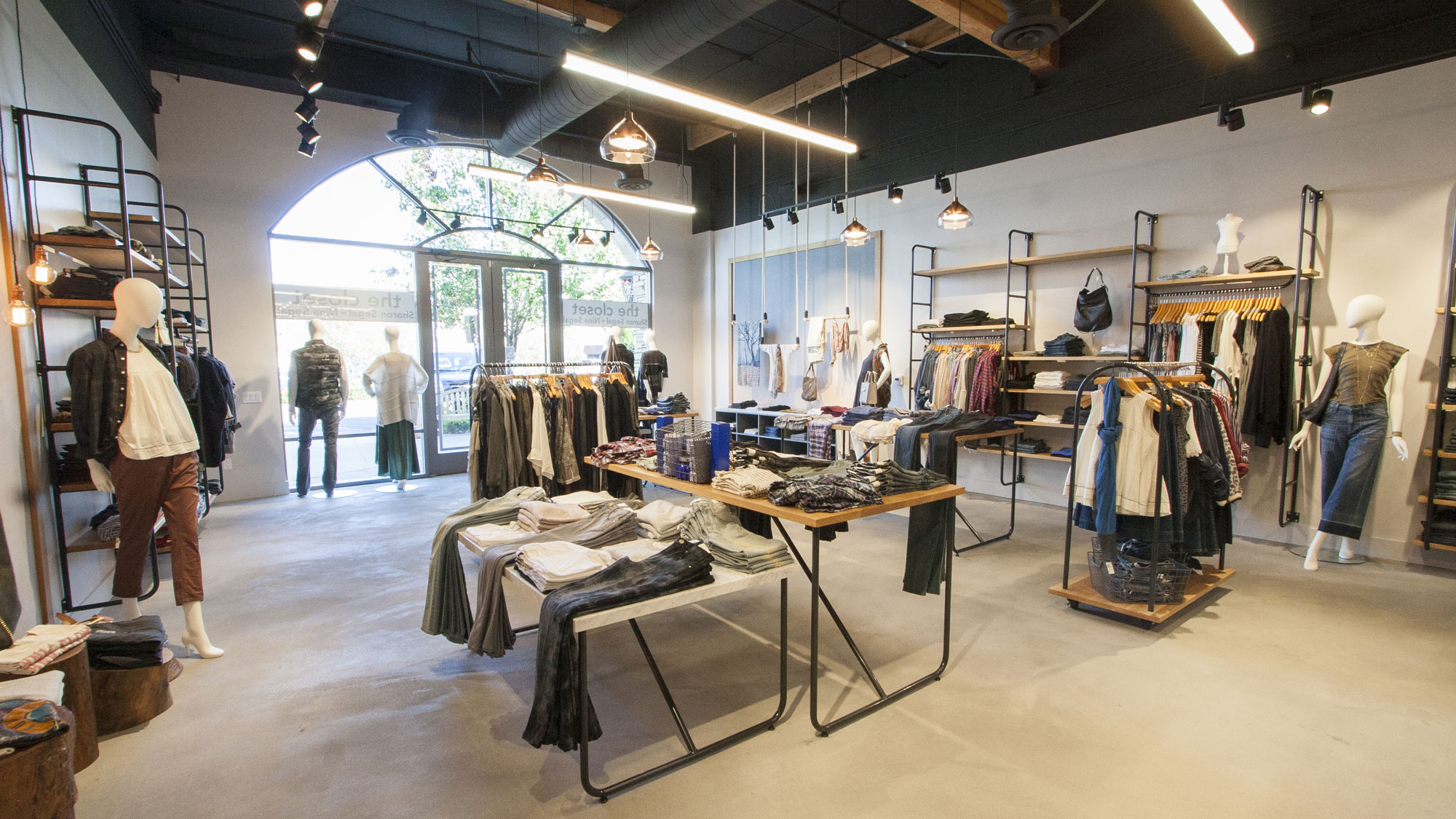 Retail nesting tables and fixtures