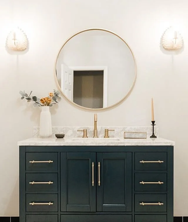 Taking you through a before and after on this bathroom renovation. Swipe to see the before. 
Interior Design and staging @laurenrae_design 
Photography @laurenladdphotography 
Construction @universal_construction_tn and @karl_mager 
#interiordesign #