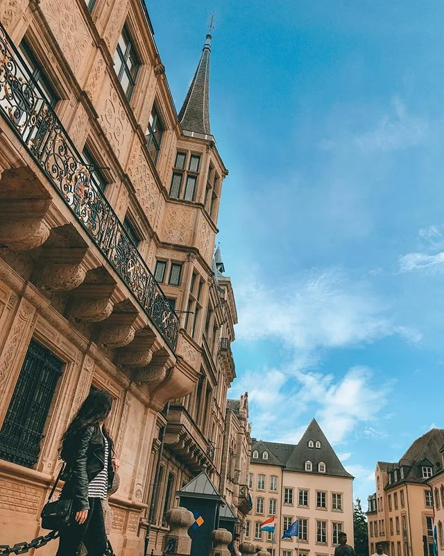 Where does the Grand Duke live? Here☝️ - -
As the town residence of the Grand Duke, the grand-ducal palace is one of the most beautiful buildings in the city. It&rsquo;s located right in heart of old town and if you want to go inside, guided tours ar