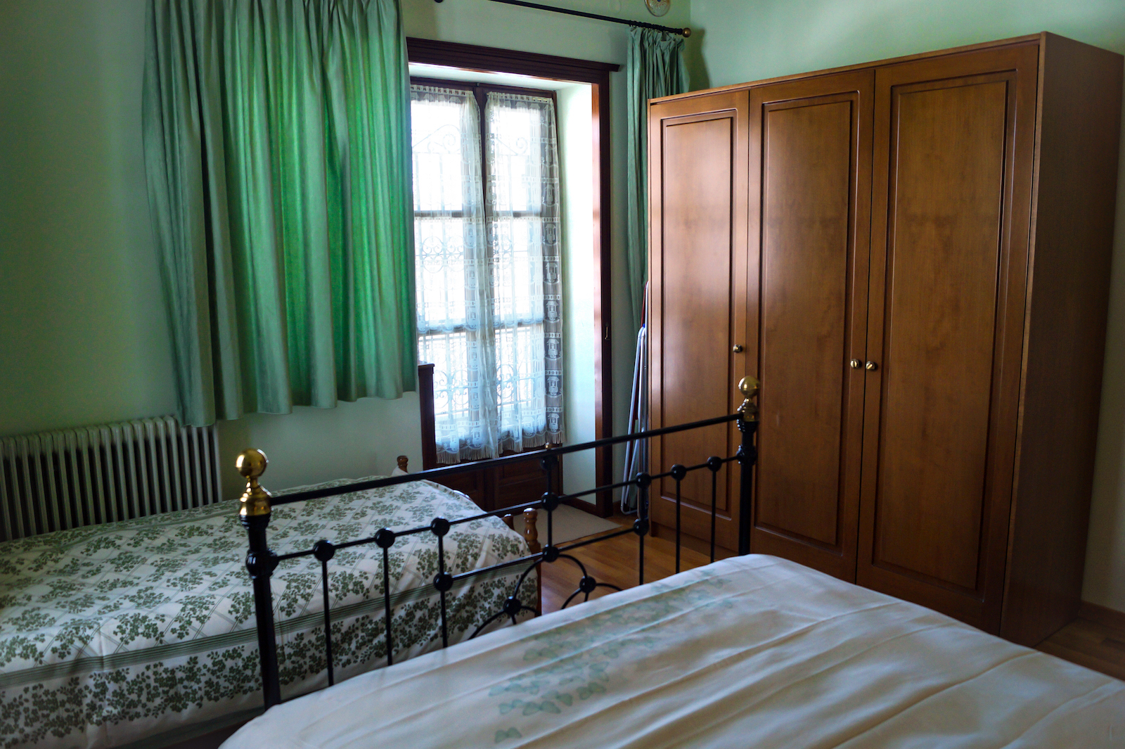 nymfaio-villa-arcturia-green-bedroom-7.jpg