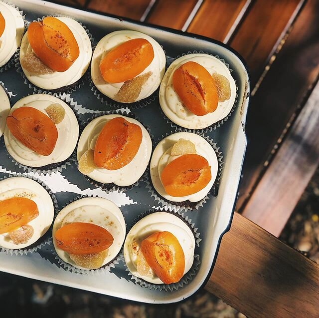 Fresh ginger apricot cupcakes with cream cheese icing and filled with apricot jam 🧡. I&rsquo;m having a rough day so NO BLACK SESAME MOCHI CAKE. #fail. But I do have FLOURLESS CHOCOLATE CAKE with whipped cream and strawberries instead.