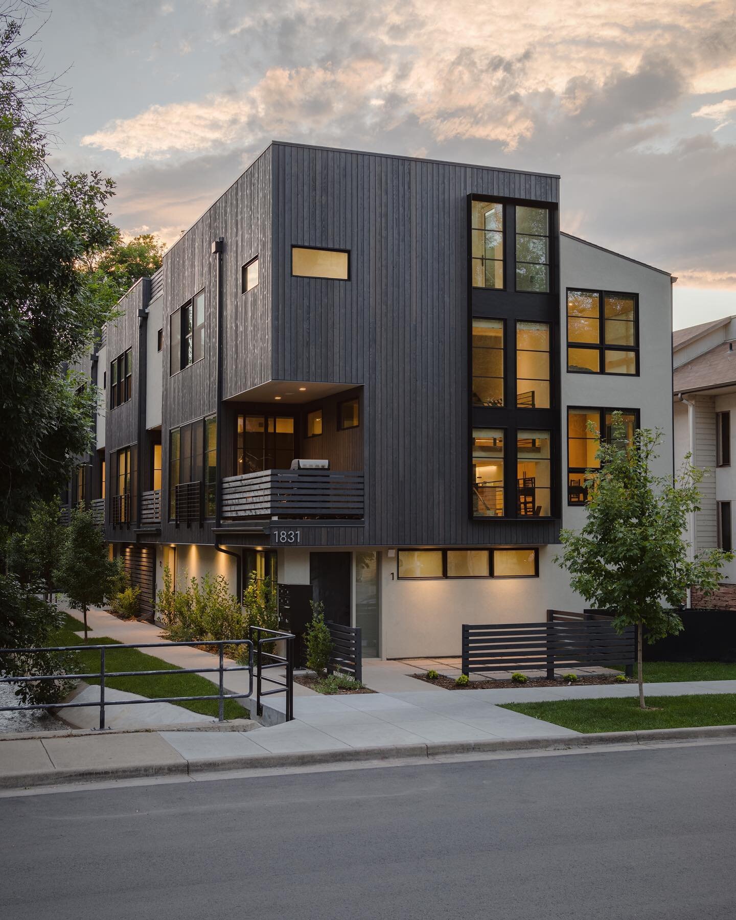 Making the most of a narrow site and Boulder&rsquo;s breathtaking scenery, each of the four townhome units of Whittier House boasts elevated living spaces above dedicated parking, storage, and utility spaces on the ground floor. Walls of glass bathe 