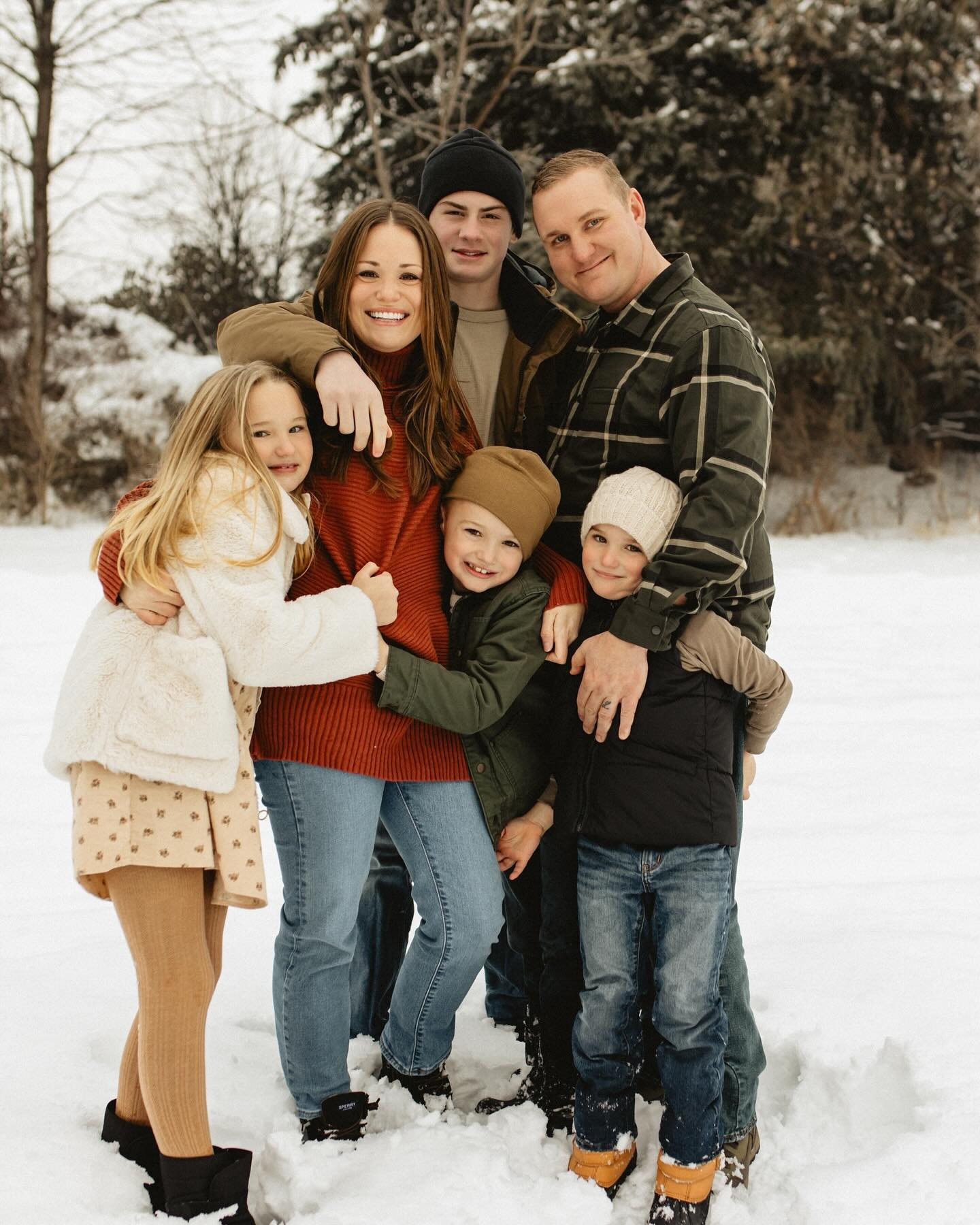 Family photos in winter can be so much fun, especially when a bit of snow play is involved ❄️☃️

#boisefamilyphotographer #boisephotographer #boisefamilyphotos #idahoportraits #idahofamilyphotos #idahome #meridianfamilyphotos #nampafamilyphotographer