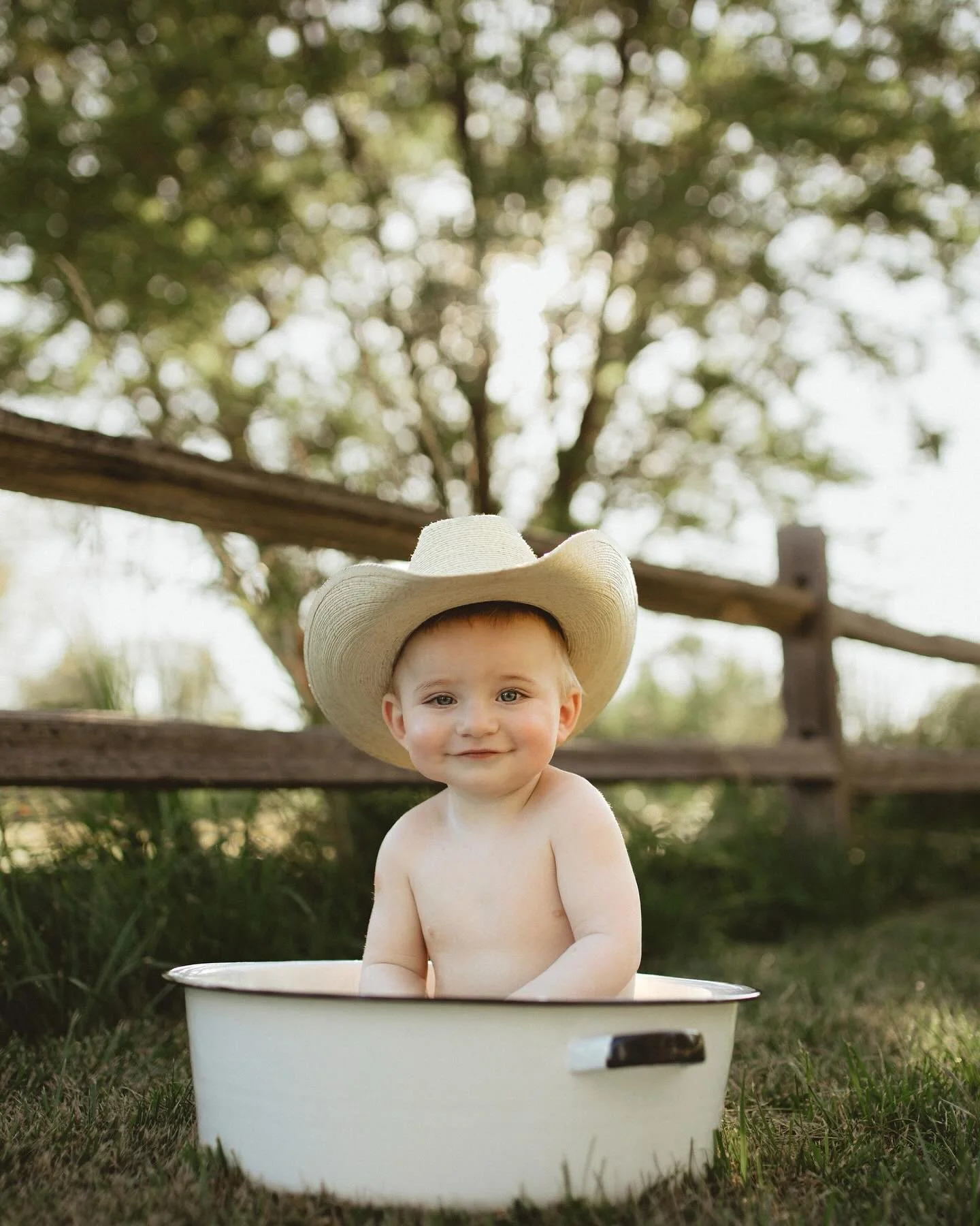 When Sara reached out to me about doing a &ldquo;steak smash&rdquo; I just knew it was going to be a fun shoot. Winston did not disappoint with his bright blue eyes and big smile. He thoroughly enjoyed his steak and the bath after wasn&rsquo;t bad ei