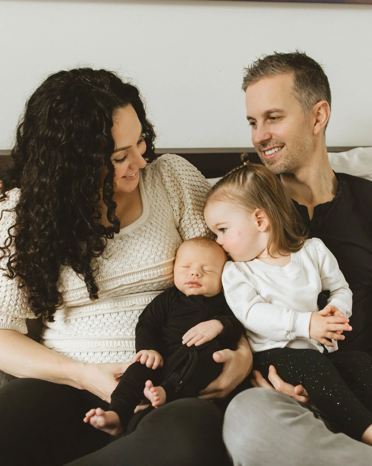 Give me all the cozy in home newborn sessions this winter! 🥰

#newbornphotographer #boisenewbornphotographer #meridiannewbornphotographer #starnewbornphotographer #eaglenewbornphotographer #middletonnewbornphotographer #nampanewbornphotographer #tre