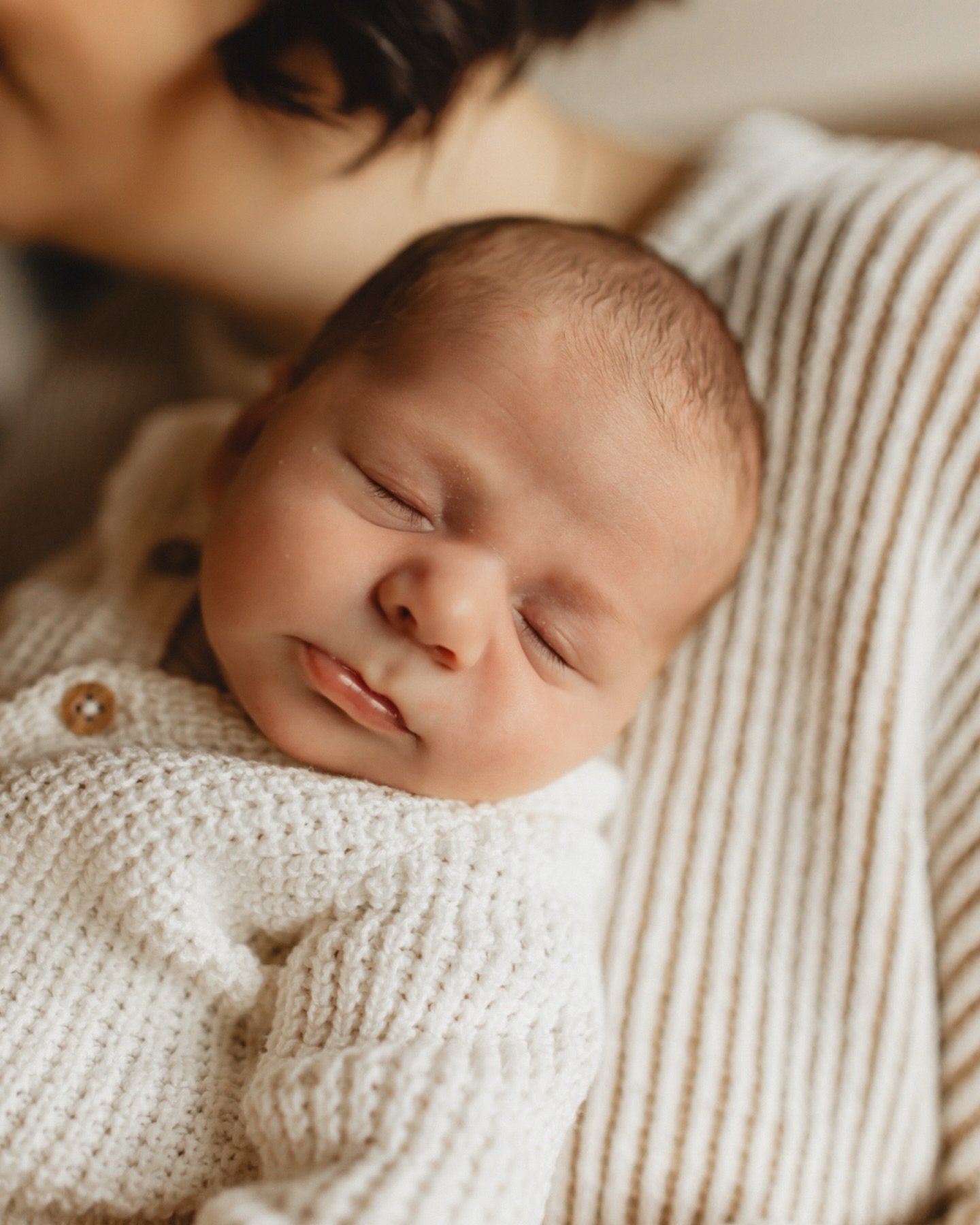 Definitely needed this sweet face on my feed 😍 Such a sweet family and cozy newborn session with these three. In home sessions are perfect for this time of year.
#newbornposing #newbornsnuggles #eaglenewbornphotographer #meridiannewbornphotographer 