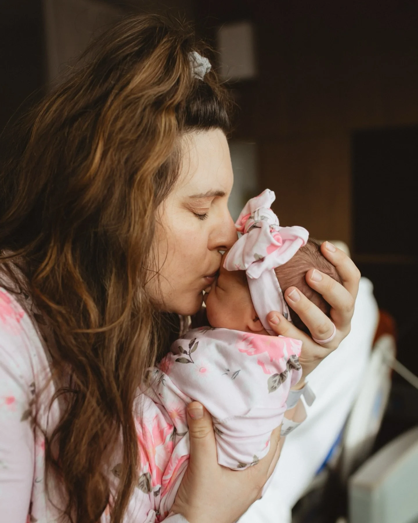 Last month I got to capture this fresh 48 session in the same hospital I&rsquo;ll be delivering my baby in 3ish months and it had me feeling so excited. Those first moments of meeting your baby, the one you&rsquo;ve carried and felt kicks and hiccups