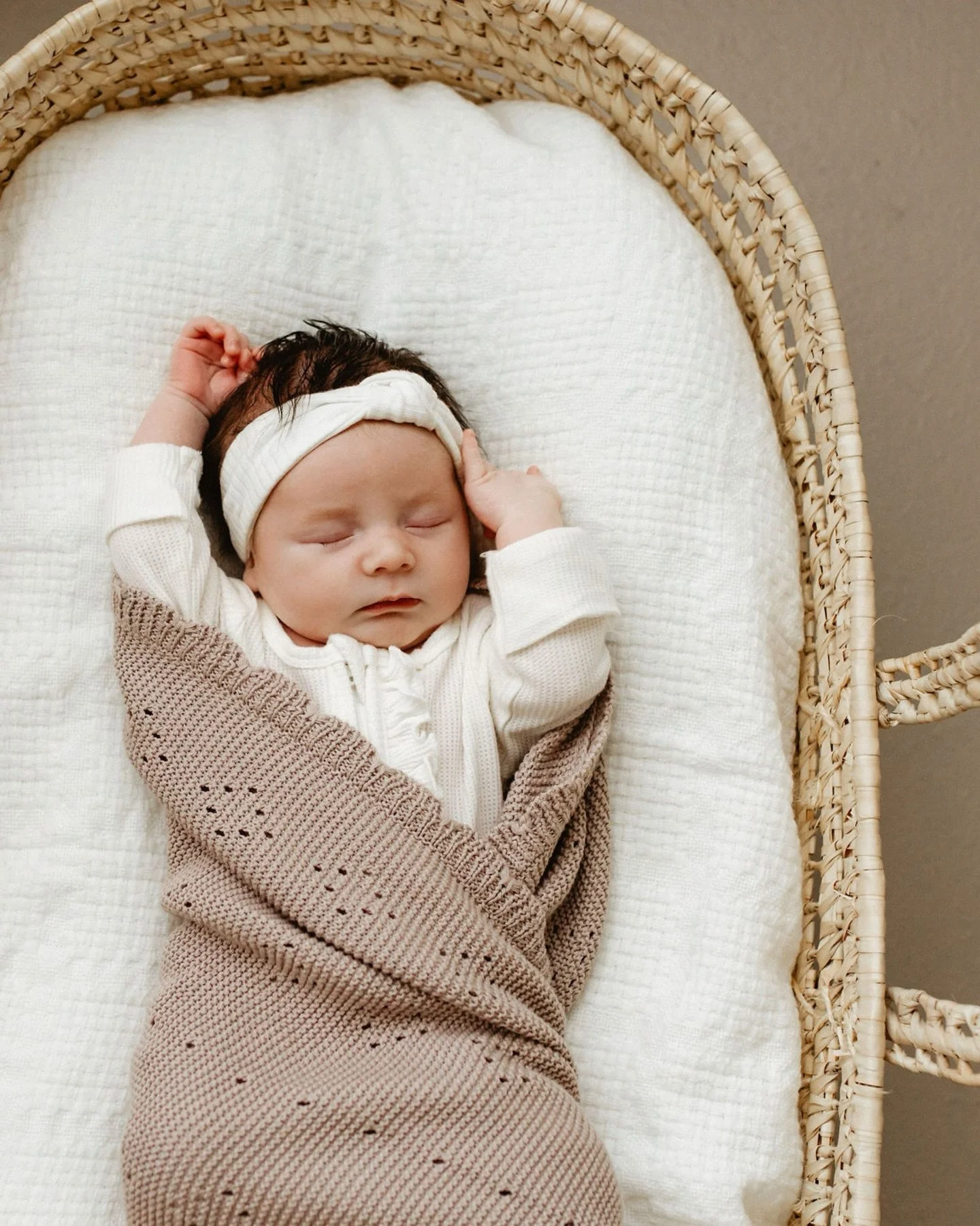 Proof that you don&rsquo;t need a perfect home to have beautiful photos taken of your growing family. Believe it or not, this home was actually under construction! If you look closely, one of the rooms we shot in didn&rsquo;t have flooring and the wa
