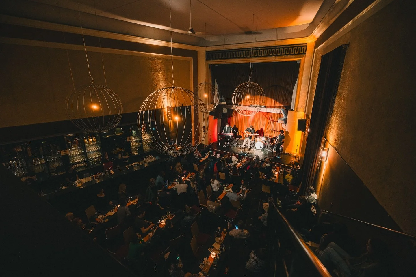 N&Uuml;RNBERG! Some times I like to throw a city into the mix that we don&rsquo;t always play, you guys won that prize this time around and didn&rsquo;t disappoint! 🍷

#n&uuml;rnberg #bayern #concert #livemusic #photos