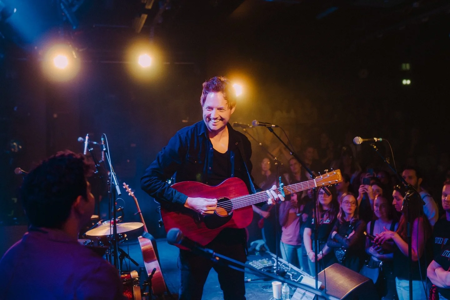 PARIS Night 1! If it looks like I&rsquo;m beaming it&rsquo;s because I was ❤️

Commentez si vous &eacute;tiez au concert!

📷 @jamesxkay 

#paris #france #concert #livemusic #singer