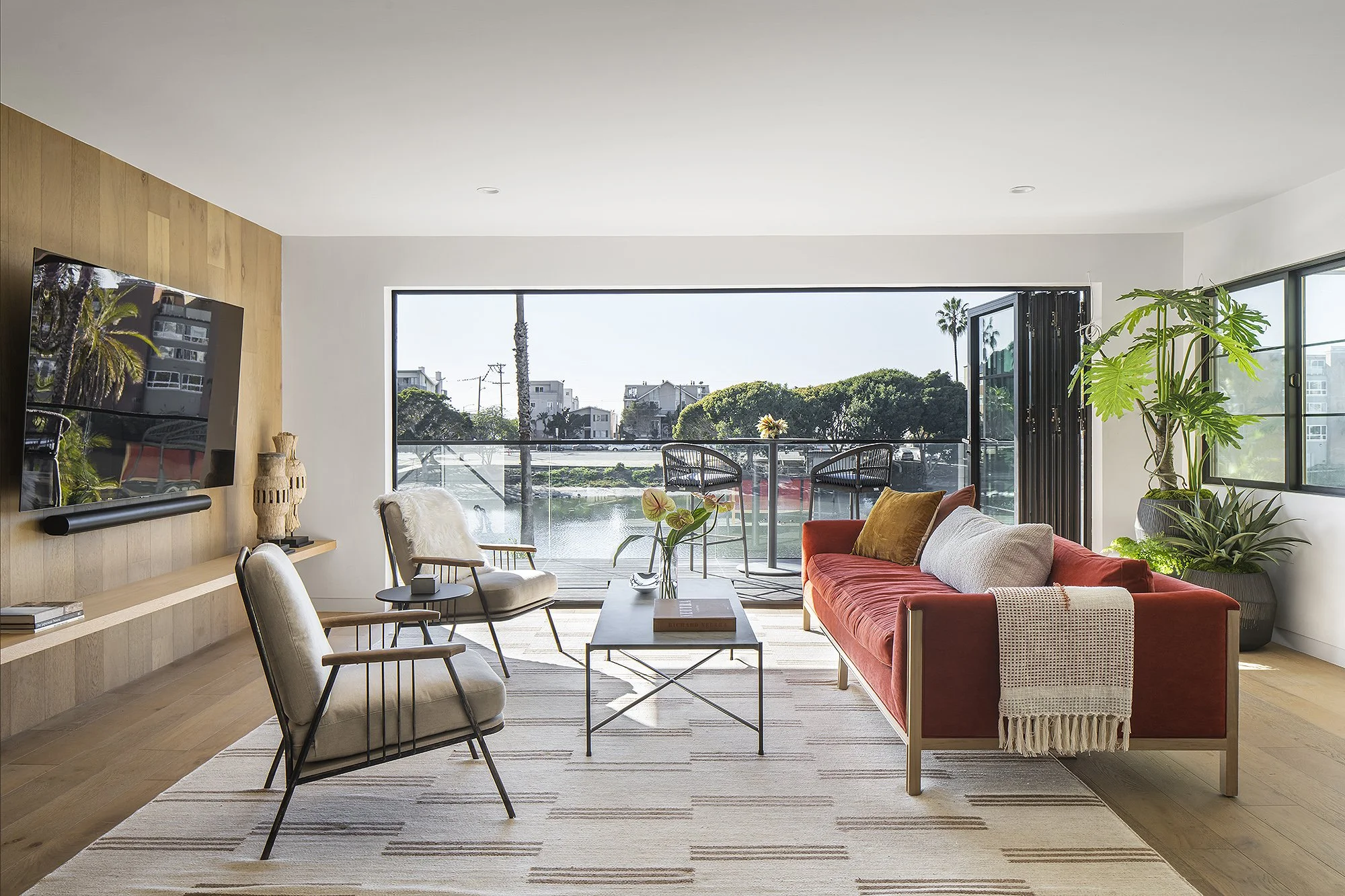 Modern Clean Living Room interior by SUBU Design Architecture