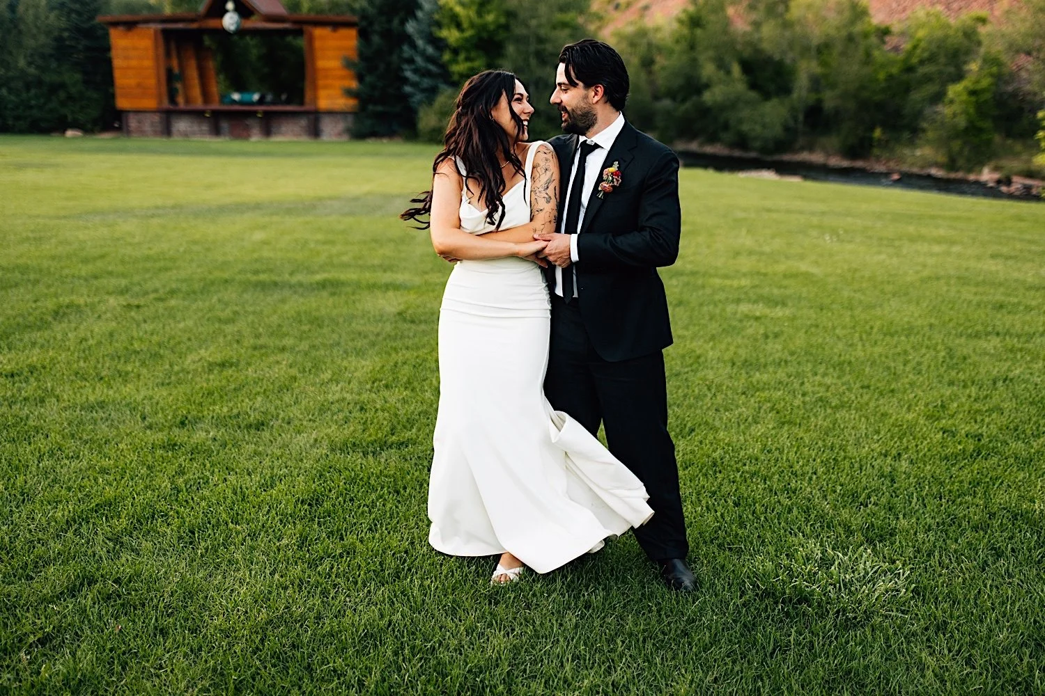 082_candid-wedding-portraits-at-planet-bluegrass-in-colorado.jpg