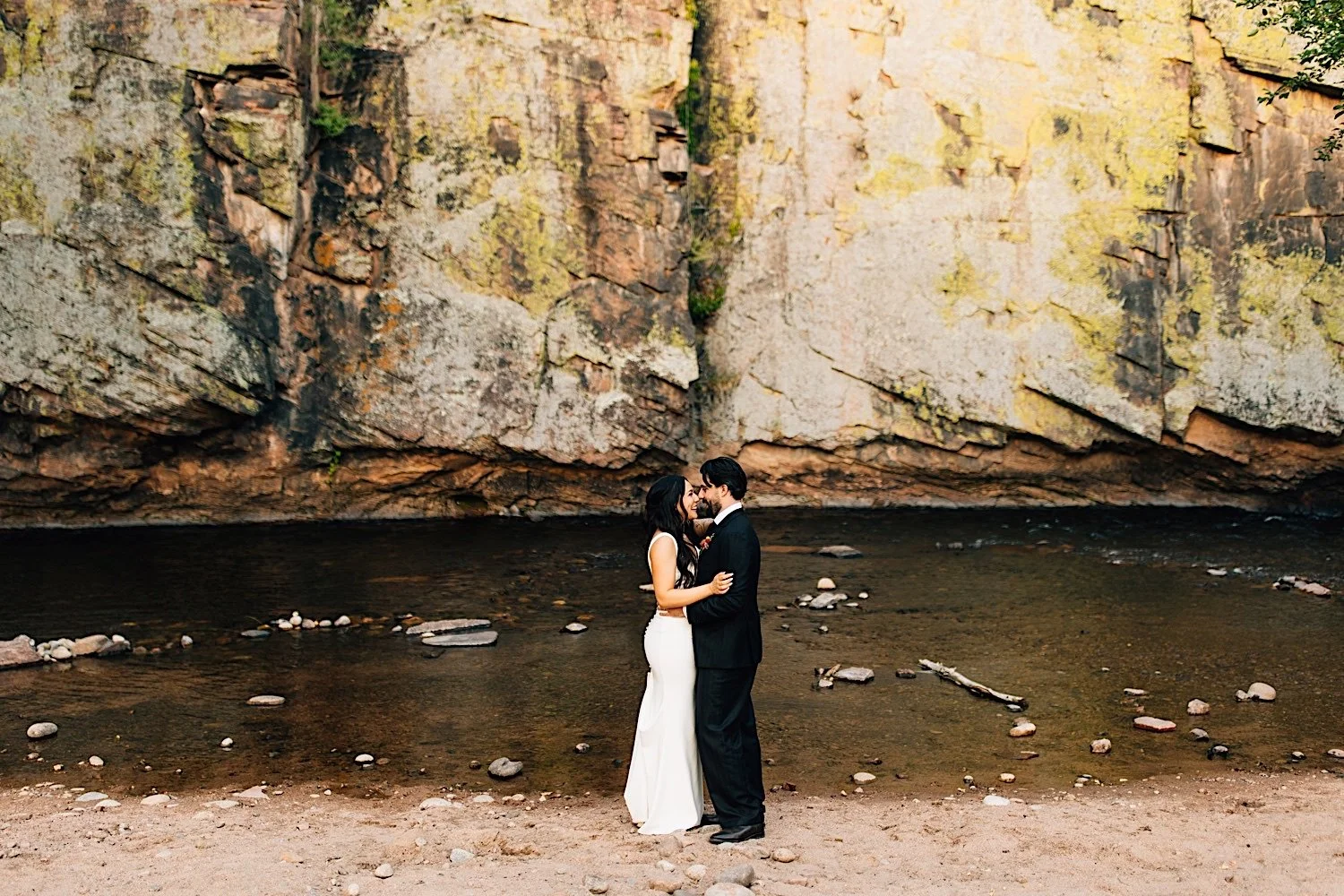 075_outdoor-cliff-wedding-portraits-at-planet-bluegrass-in-denver-colorado.jpg