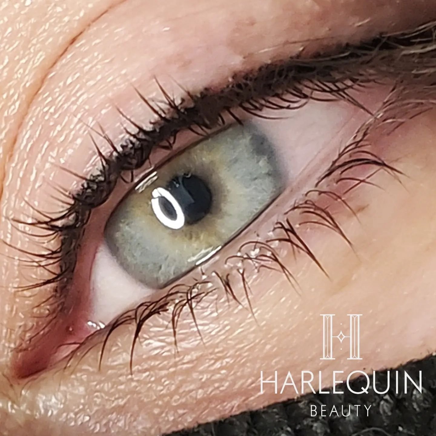 The magic of baby liner! 💫🔮 My favorite approach to permanent makeup is to use it as a natural enhancement. It is not meant to replace makeup entirely, but to provide you with definition, and subtle color or shape changes to bring out the best in y