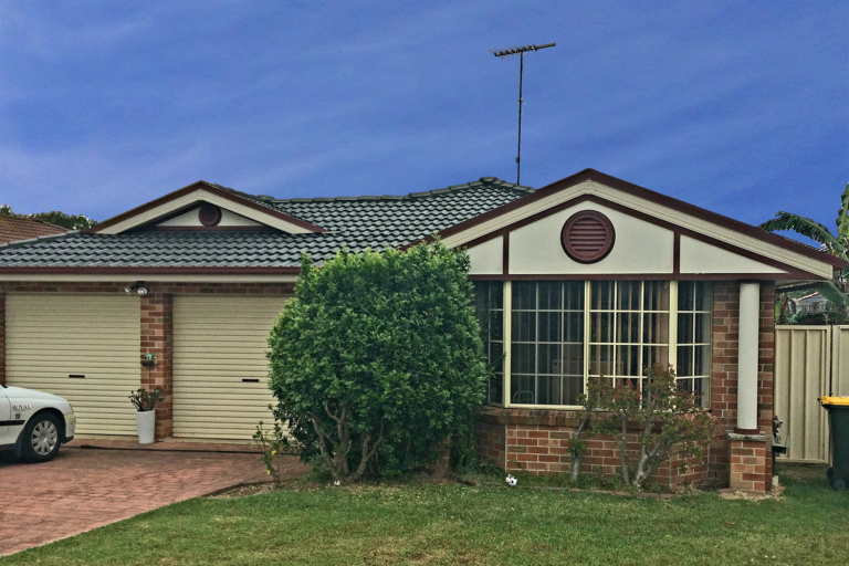 front-yard-showing-double-garage-cropped-768x512.png