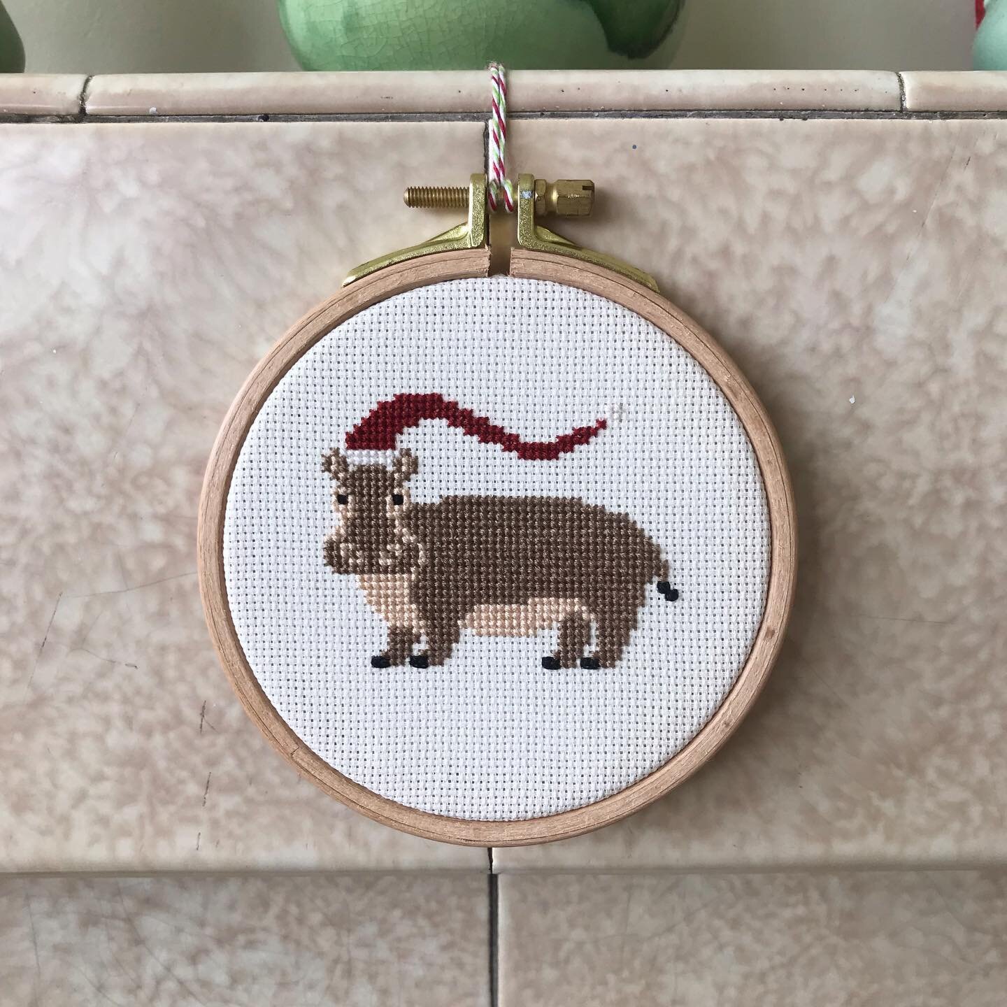 Feeling festive with this free pattern from @blueflowerstitching 🧑&zwj;🎄🦛❤️