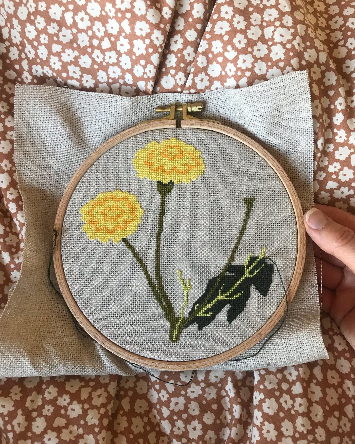I seem to be in my cross-stitch era. These dandelions are from a pattern by @sayhitoyourdogshop