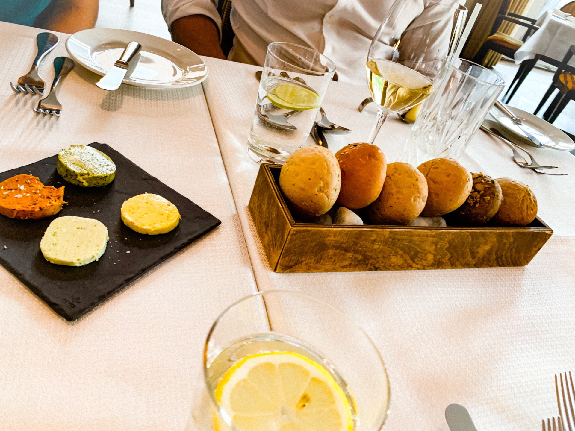 We started of with some freshly baked bread and some interesting butters, my favorite was the one with orange.