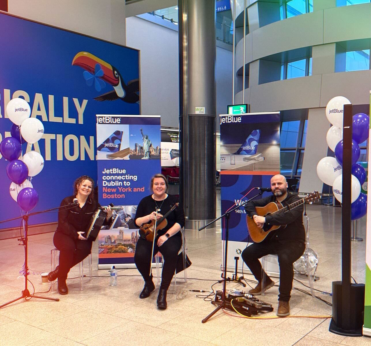 Early morning #irishwelcome for the launch of #jetblue with @clairesherrymusic @eoghanscott @caoimherua ☘️👏☘️👏☘️✈️ 

@dublinairport @jetblue @seagency1