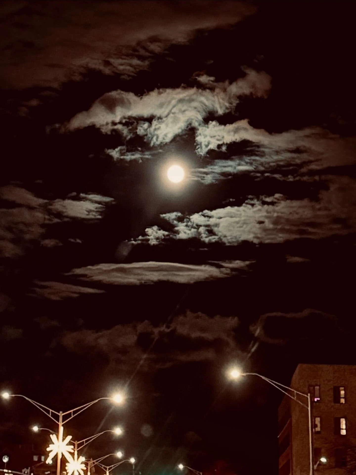 Pictures of the cold supermoon I took while waiting for the light to change ⭐️🌕🌖
.
.
#jennybrownart #coldmoon2025 #supermoon #heyrhodyphotos #providence