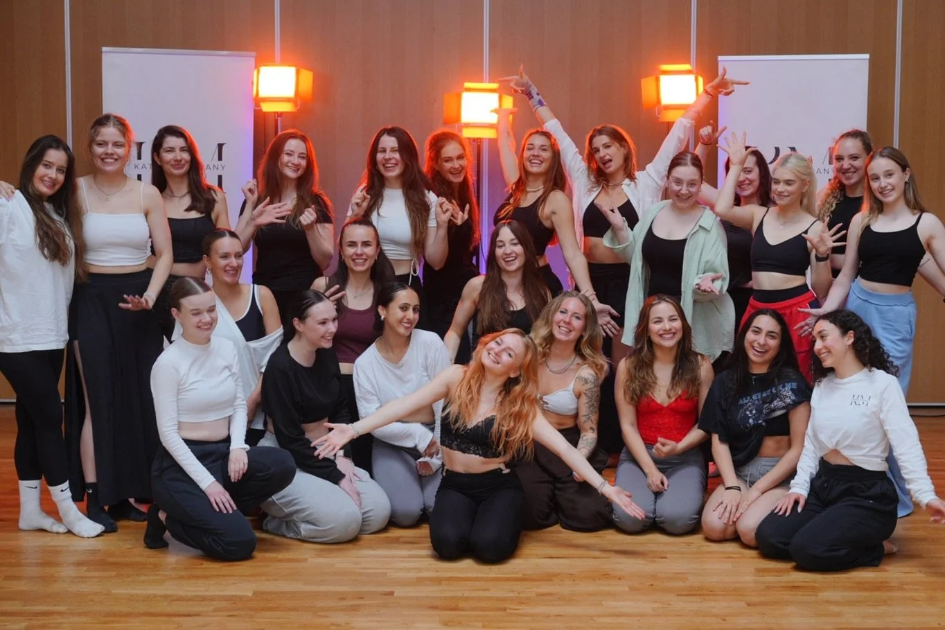 Throwback to our last Contemporary Lyrical Intensive in May! 🥹❤️ This was an emotional one, on the 2nd slide we said &bdquo;drama&ldquo; 😏😅 Loved diving with you into the contemporary styled world, full of expressing and processing ✨🤝🏼 A smaller