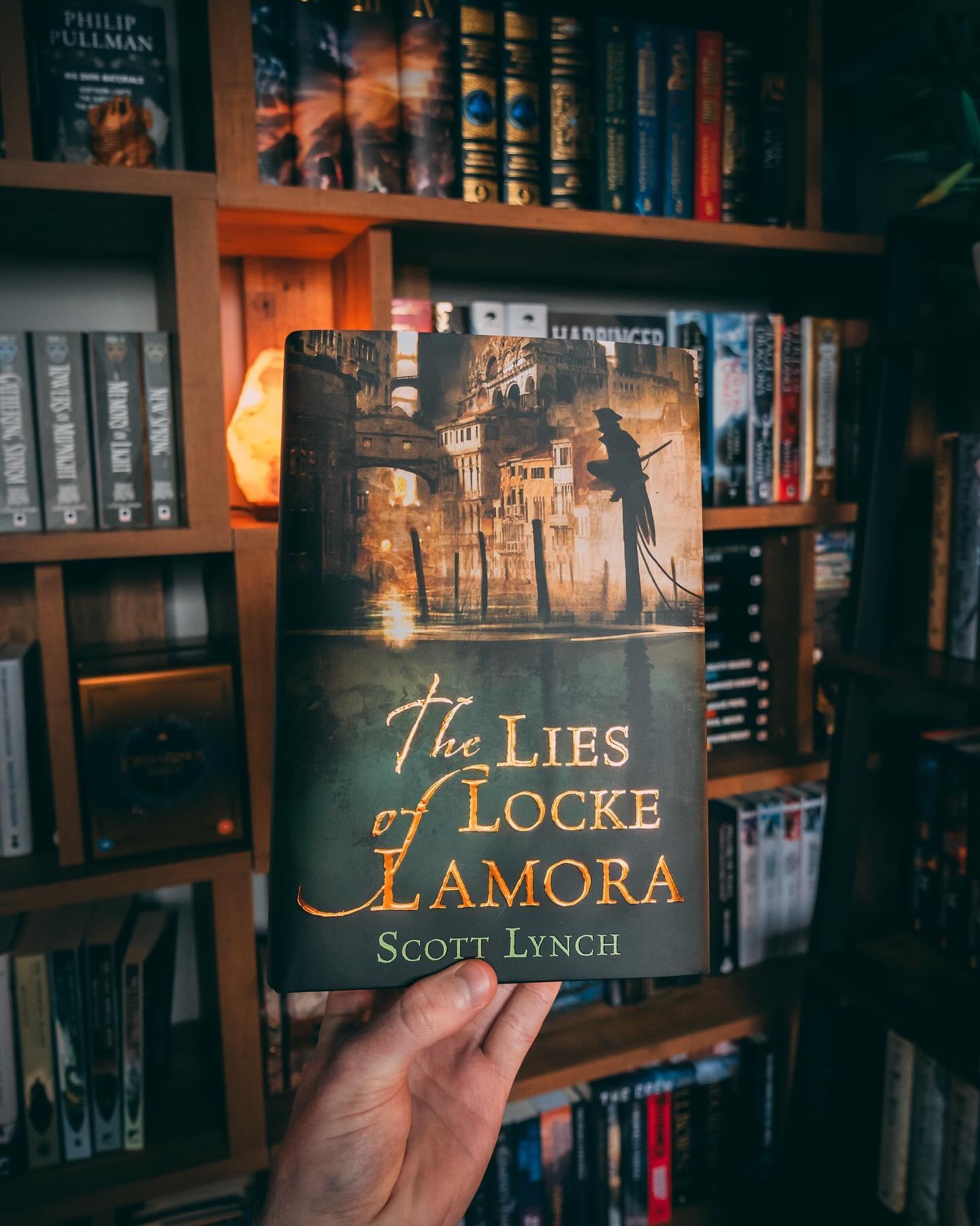 Fantasy Special edition Sunday 💪 Lies of Locke Lamora from @thebrokennbinding 

📚What was the last book that wowed you with the writing style?

It&rsquo;s been a while since I read Lies but I loved it. I remember taking a while to get used to the p