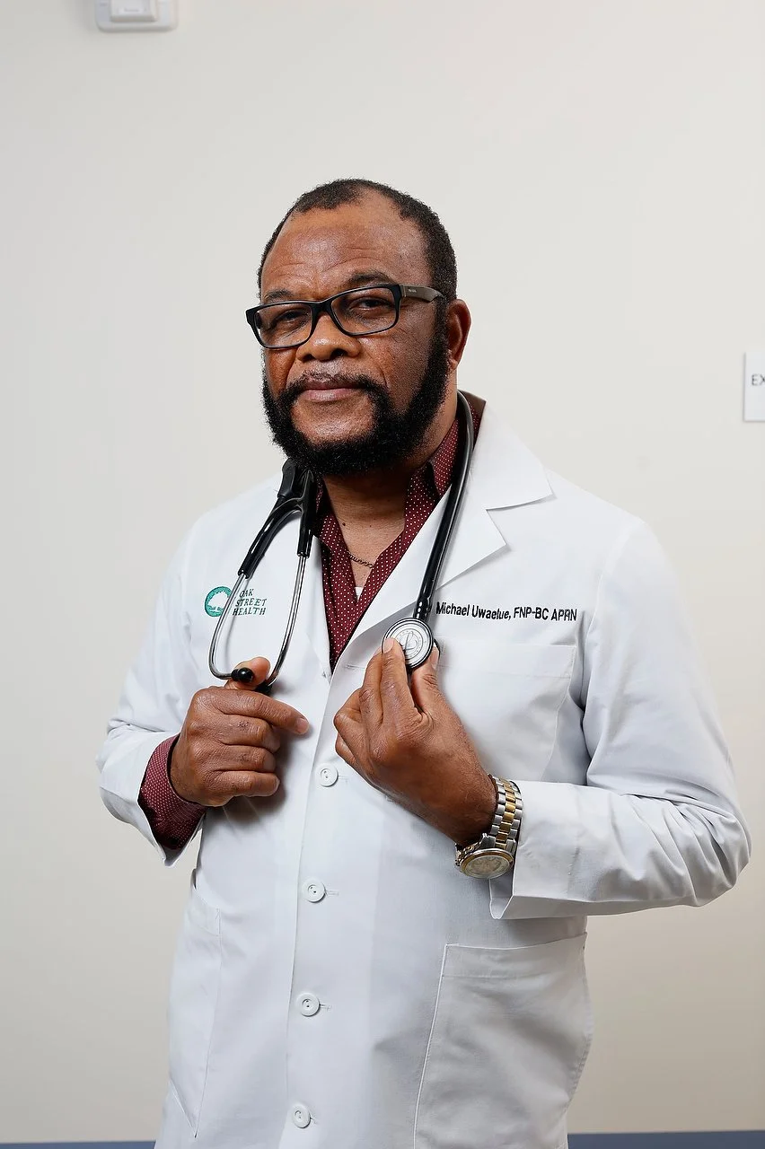 Dr_Michael_Uwaelue-MD_Oak_Street_Health-42.JPG