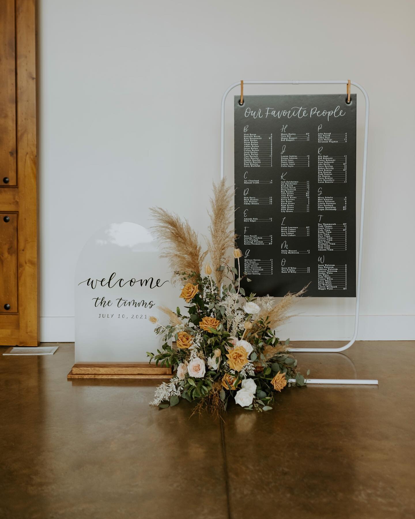 This welcome setup 🫶🏼 nothing better than adding a stunning floral arrangement to your day-of signage to make a bold first impression for your guests🖤

📸: @hannycrabb 
👰🏽&zwj;♀️: @abbietimm_