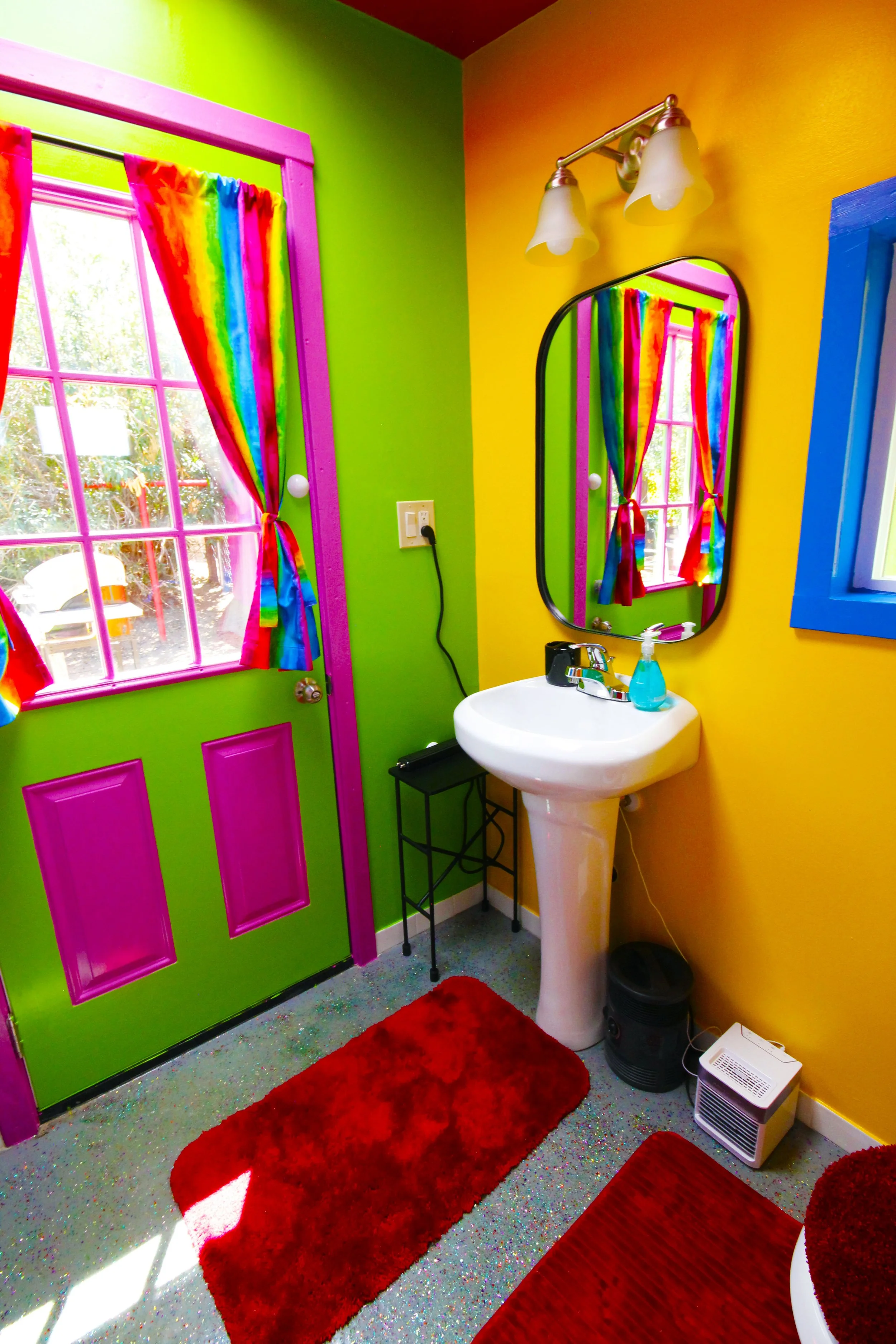 outsidebathroom04.jpg