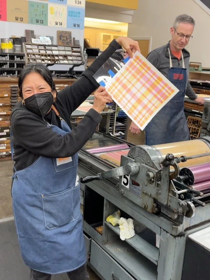 Lines, Plaids, Patterns, OH MY! ｡𖦹&deg;꩜.ೃ࿔ 

Before we dive headfirst into CODEX fair weekend, let&rsquo;s take a look at what we made in the last workshop!
&bull;
In this 2-Day workshop @sanfranciscocenterforthebook , students used pressure printi