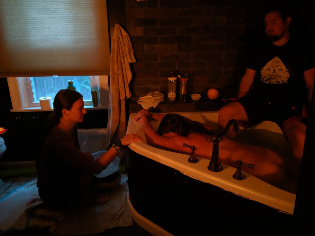 candlelit-labor-birth-tub