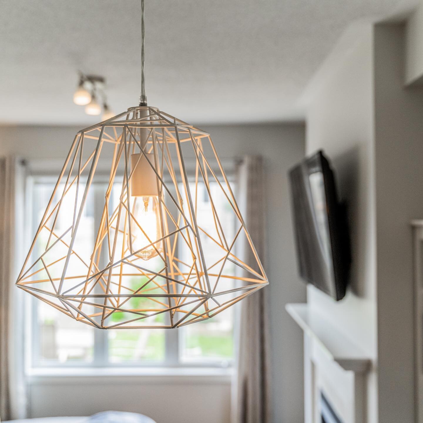 Unique light fixtures can really change the feel of a house... even make a house feel more like a home... and this one could be yours! 

🏠Now for sale. Go over to link in bio @ryanbenjaminrealtor for more info on this desirable detached 3 bedroom, 3