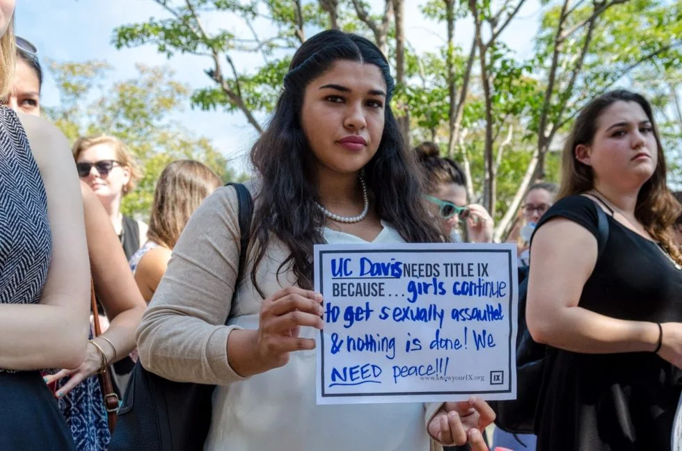 A student demonstrates in front of the Department of Education in 2017. (Lauryn Gutierrez/Rewire)