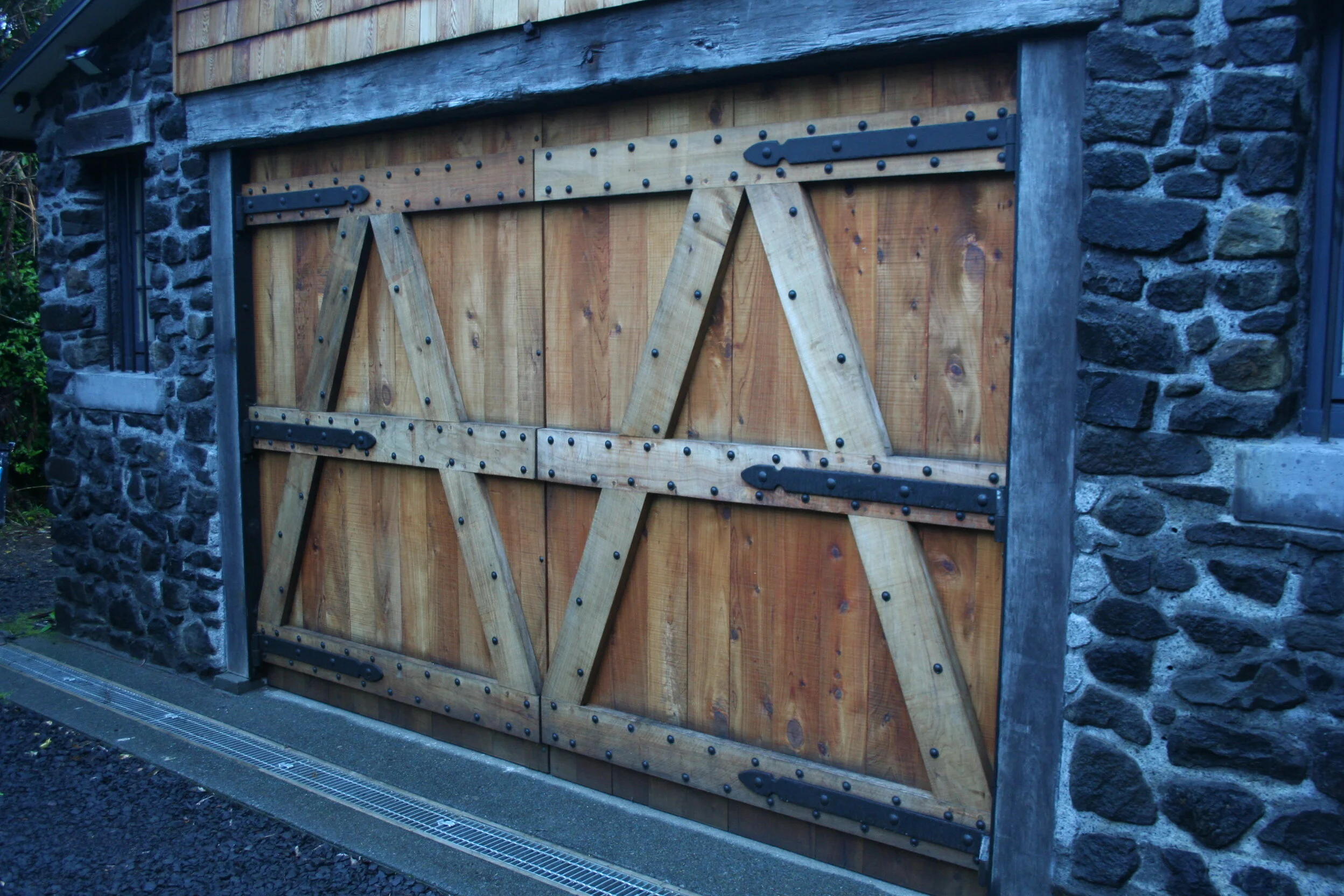 Heavy duty barn door hinges