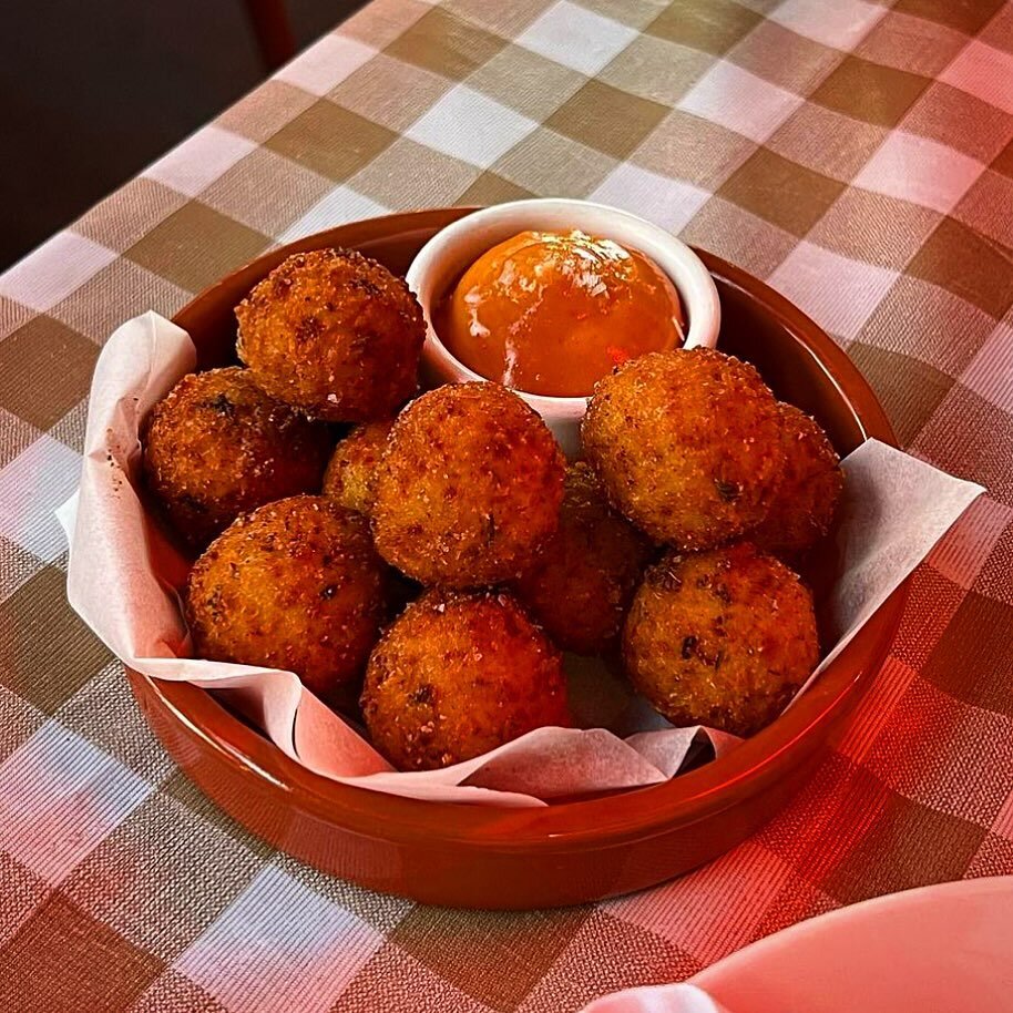 ROLL THRU for lunner, linner, dunch, dinch, or lupper as early as 3pm tonight.  Fridays officially jumpstarts our weekend 3pm lunner, linner, dunch dinch lupper hours. 
So now Friday-Sunday 👉 3pm till sold out
&bull;
Arancini on the menu everynite ?