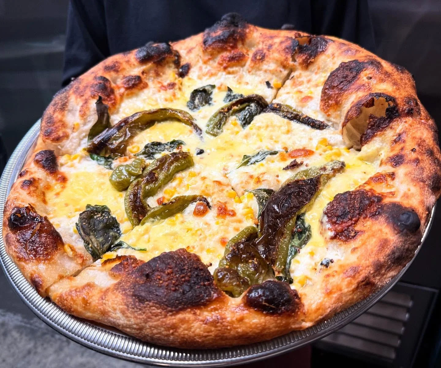 🔔 SUMMER PIZZA 🌽 
market corn &bull; Italian long peppers &bull; a big crust &bull; basil &bull; provolone &bull; pecorino romano &bull; extra virgin olive oil
On the menu today ☀️ 
&bull;
&bull;
&bull;
✔️the pizza party starts at 
4pm M-Th
3pm Fri