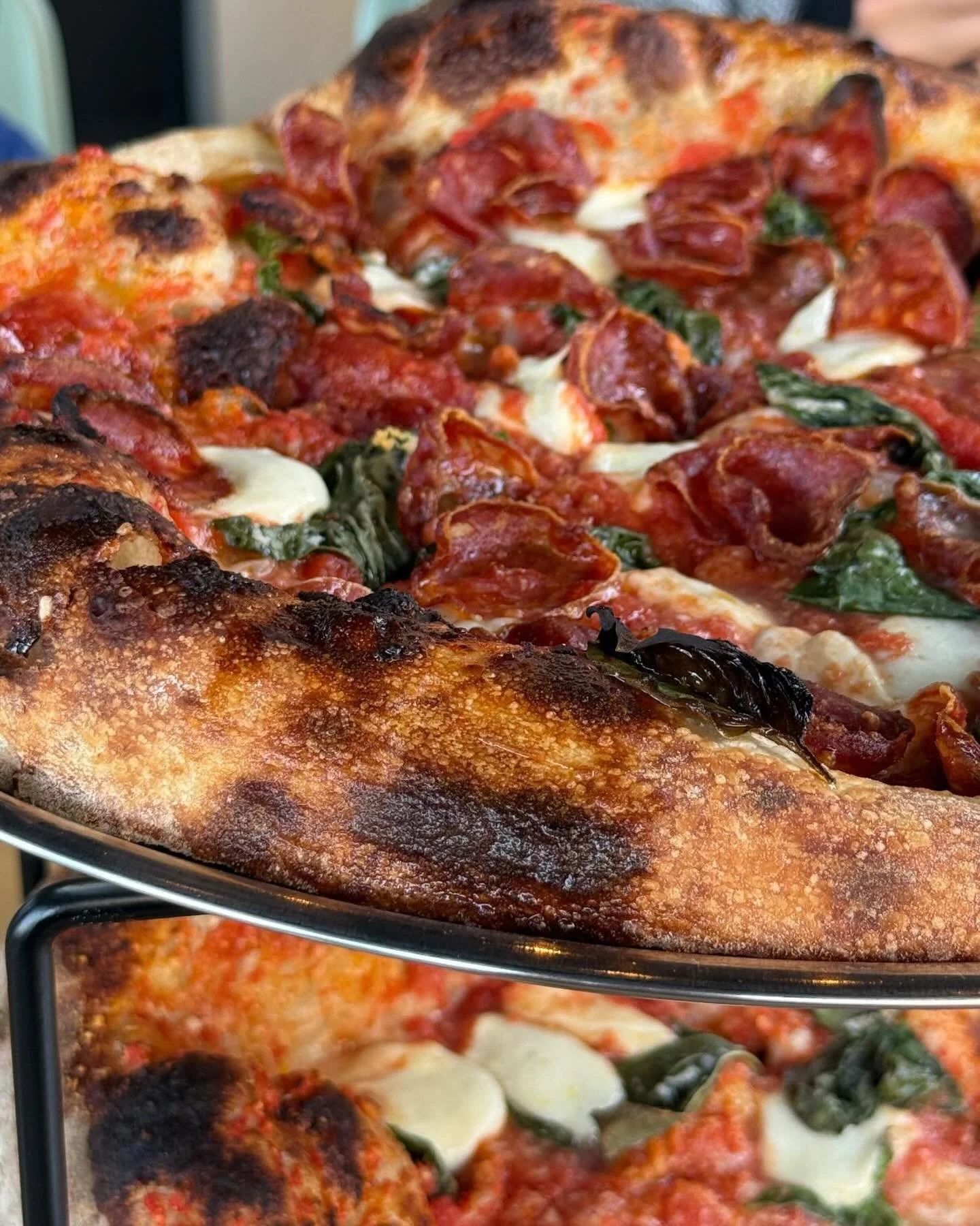 A close up first &amp; thennnn, close in ☀️
&bull;
🪑 Grab a seat on YELP!
Hold a seat via WAITLIST in Culver City, LA
Hold a seat via RESERVATION in Costa Mesa, OC
WALK-INS at both spots a plenty!
Visit our website for hours of operation
www.folkspi