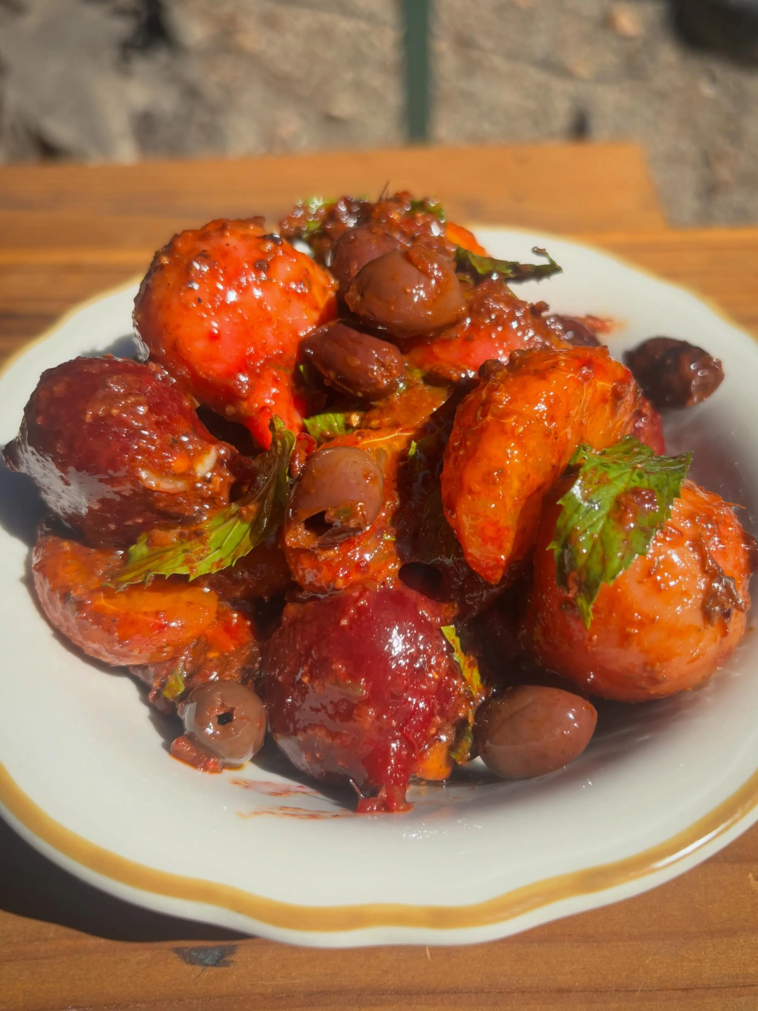 🔔 new snack attack 🔔 
mixed market beets 🫜 
tangerines, taggiasca olives, harissa, persian mint
&bull;
Now serving in Costa Mesa 🌙