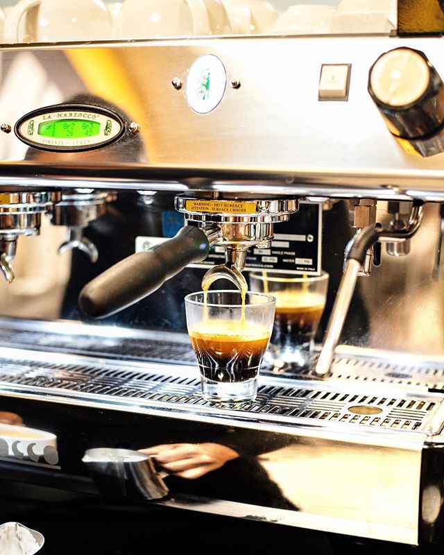 Monday morning in #crystalcity just got a whole lot better ☕️☕️ We’re open at 8am for your #caffeinefix! Find us inside the #crystalcityunderground for breakfast & lunch 🍵🥐🍳🥪🥗 #espressotime #mondayvibe #locallyroasted #drinkmorecoffee