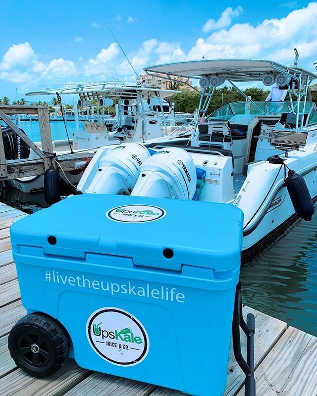 Sunday funday! ☀️🏝🥤 #upskale #juicebar #livetheupskalelife #beach #sundayfunday #boating