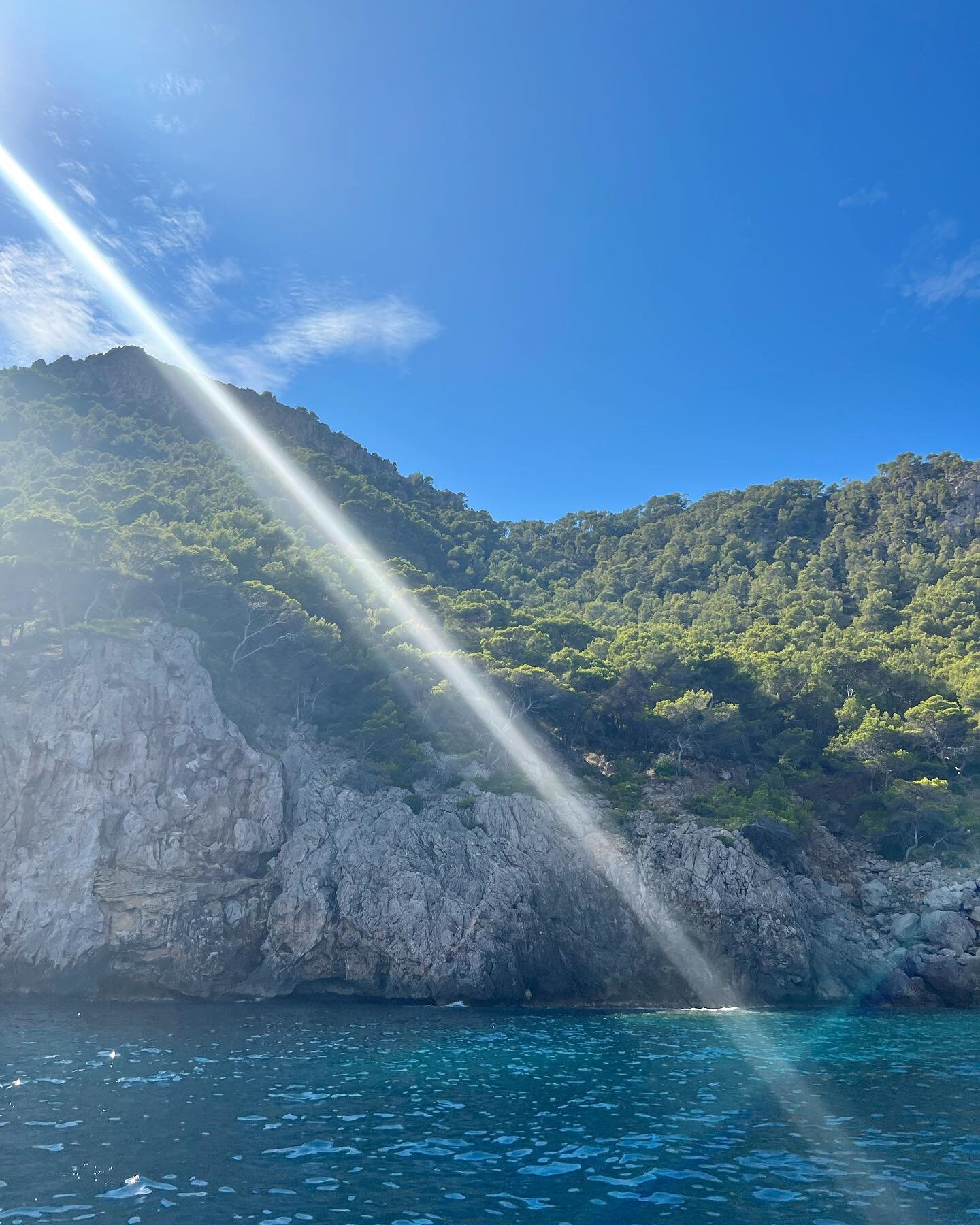 Nothing is more calming than a cove right under wild mountains. The green from the pines, and the contrast with the rock walls, falling right into the deep blue waters🤍
#espanolitasea