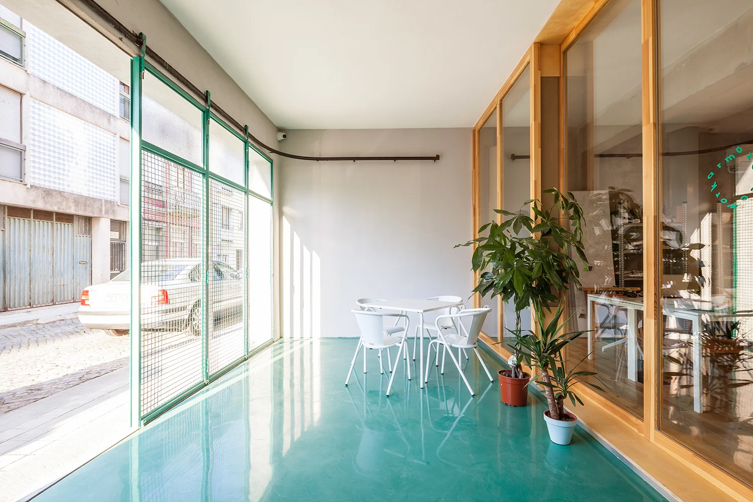 A buffer space mediates street and working areas and acts as a display for businesses inside