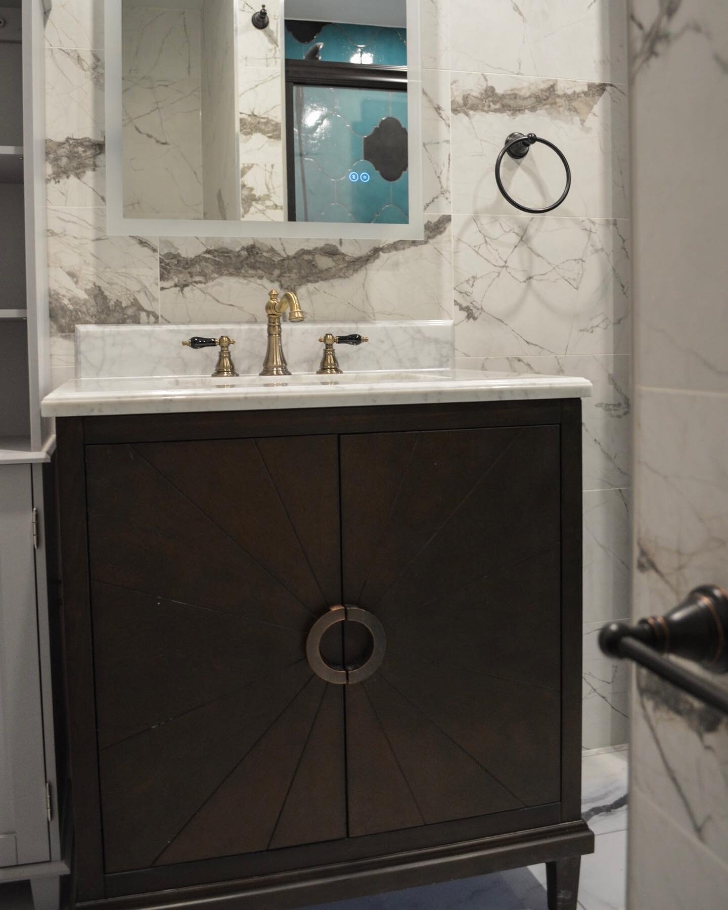 For the 2 full bathrooms downstairs I incorporated more blue accent tile with white and black for a fresh design. Wood vanities warm up the space while keeping it modern. 

Construction by @tedorainc 

#urbanoasishome #interiordesign #interiordesigne