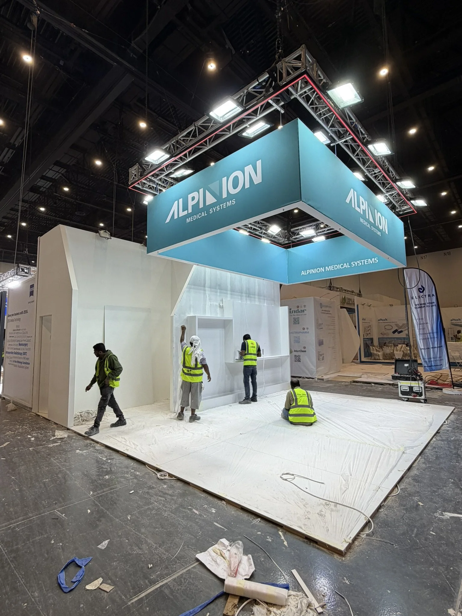 열심히 갈고 닦아야 부스가 완성됩니다